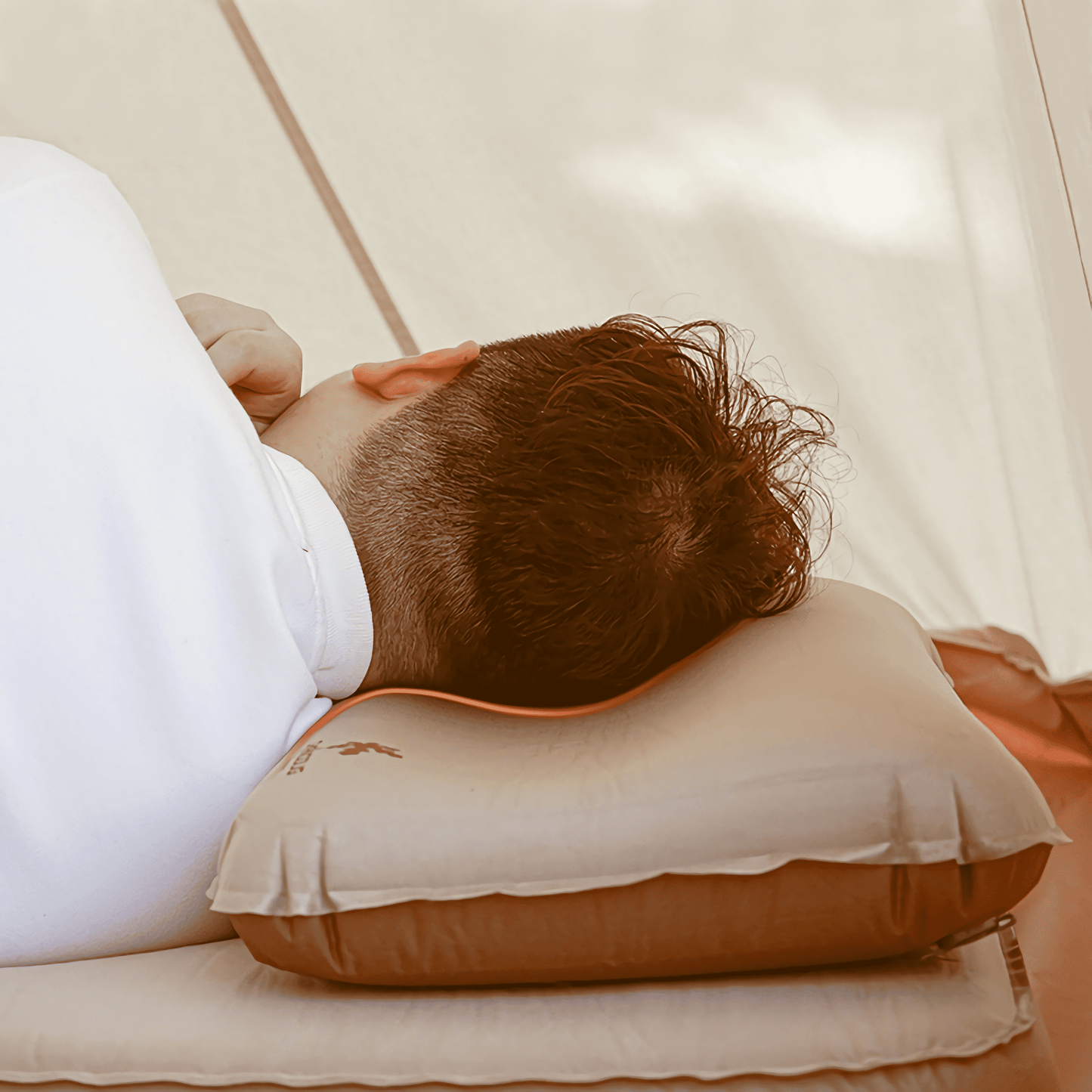  Elevate your outdoor sleep experience with our inflatable camping pillow. Lightweight and compact, this portable travel cushion is tailor-made for backpacking and camping enthusiasts.